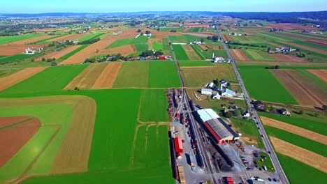 Una-Vista-Aérea-De-Las-Tierras-De-Cultivo-Y-Negocios-De-Pensilvania-Con-Múltiples-Campos-De-Colores-Y-Formas-En-Un-Día-Soleado