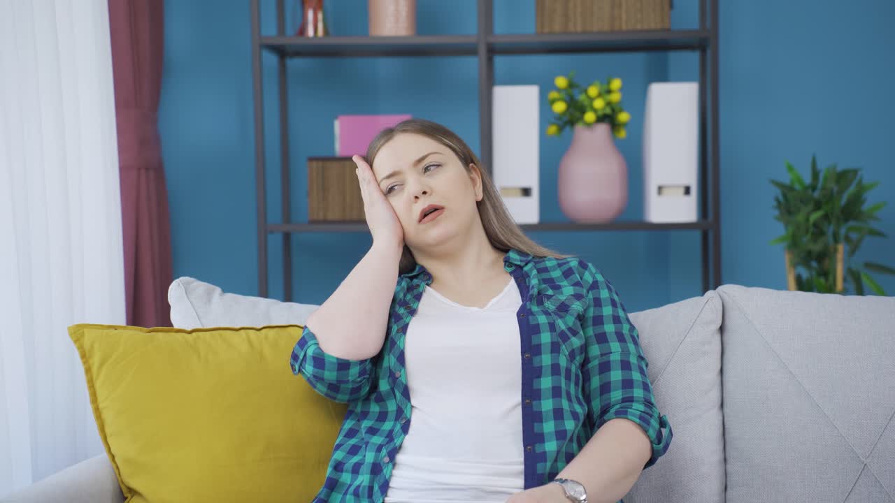 높은 열을  ⁇ 고 있는 아픈 젊은 여성.