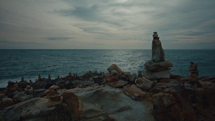 Cairn di pietre sulla costa