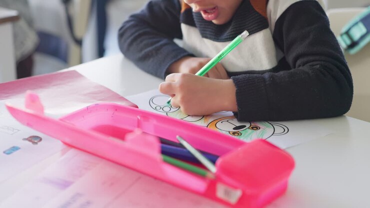 Creativo, escuela y manos de niño dibujando