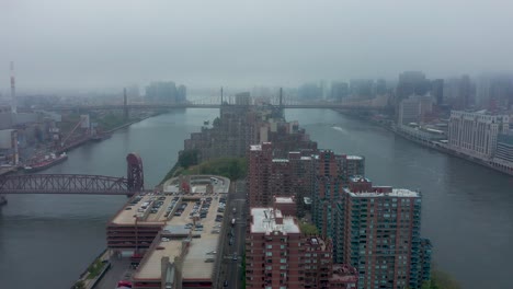 Drone-Flyover-Roosevelt-Island-Entre-Manhattan-Y-Queens-Nyc-En-Un-Día-Muy-Nublado