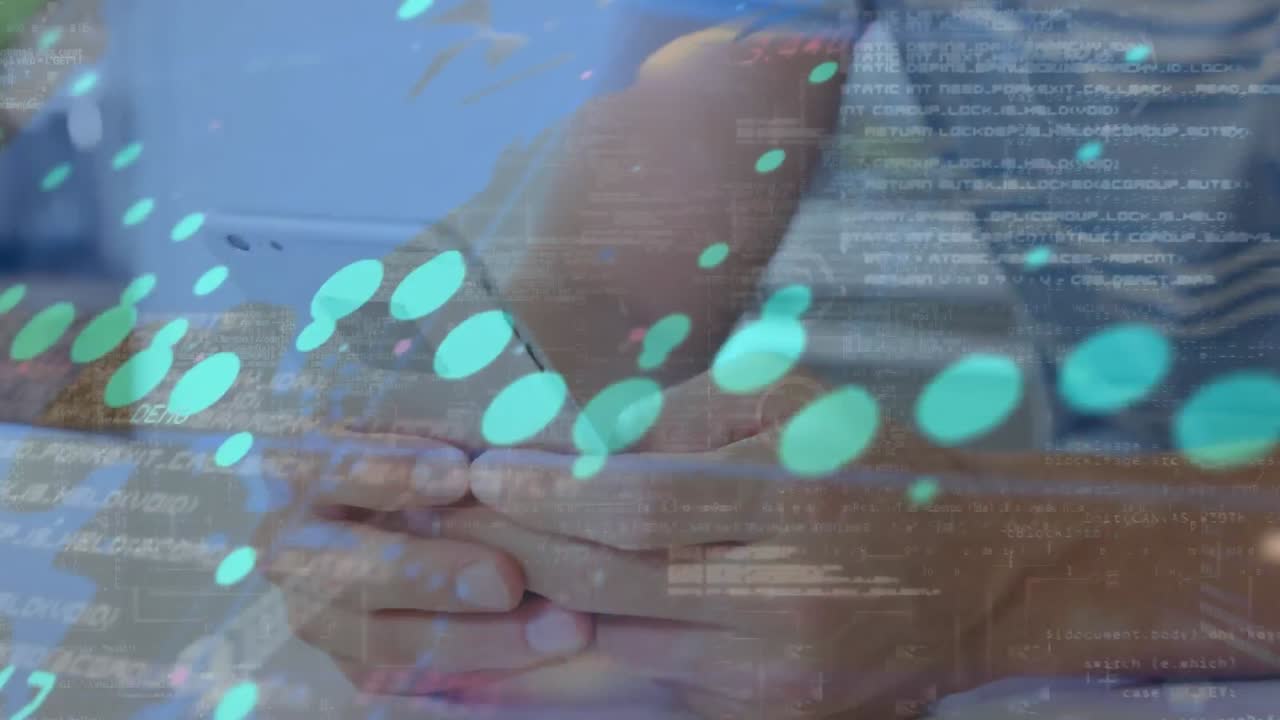 animación del procesamiento de datos sobre un hombre caucásico usando un teléfono inteligente