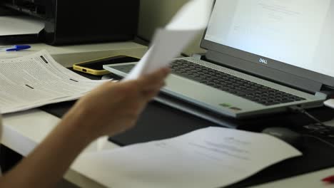 comprobación de la documentación en el escritorio
