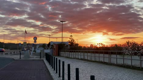 Schöner-Sonnenaufgang-Am-Tropischen-Strand-Der-Küste-Mit-Goldenem-Himmel-Und-Silhouette-Reisen-Menschen-Auf-Orangefarbenem-Naturhintergrund