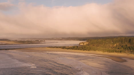 Stationäre-Drohnenaufnahmen-Von-Wellen,-Die-Am-Strand-Von-Bastendorff-In-Der-Nähe-Von-Coos-Bay-Und-Cape-Arago-Und-Shore-Acres-Während-Eines-Wunderschönen-Sonnenuntergangs-An-Land-Kommen