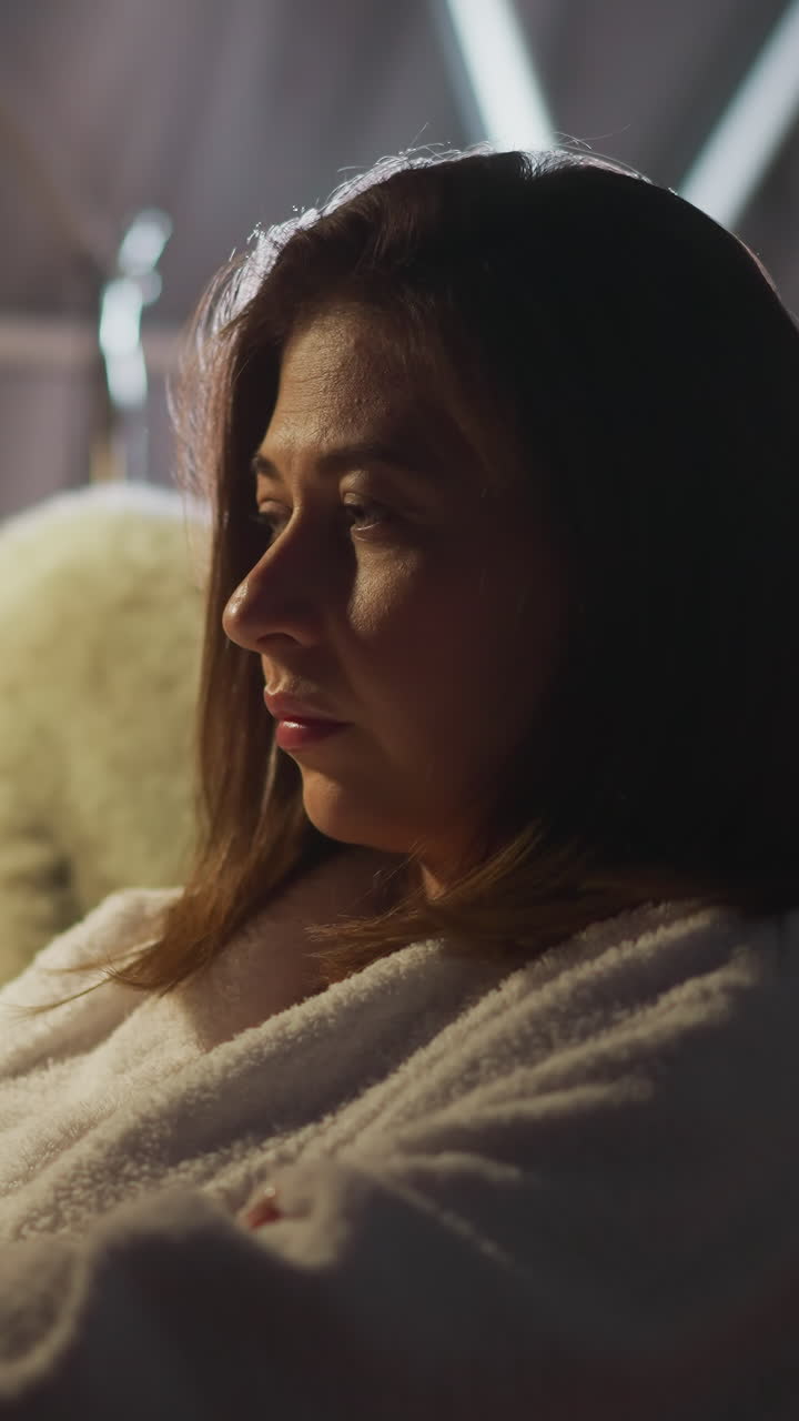 mujer ha pisoteado apariencia y expresión triste de la cara que refleja el peso de la soledad en el momento. malos días de pasar vacaciones solo y depresión cámara lenta