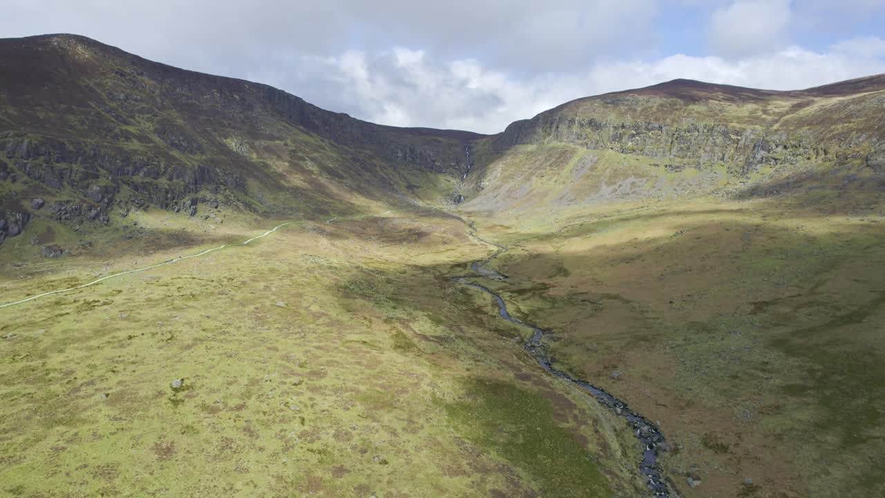 Vista della Valle di Mahon, Montagne Comeragh Waterford, bellezza dell'altopiano in una calda mattina di primavera