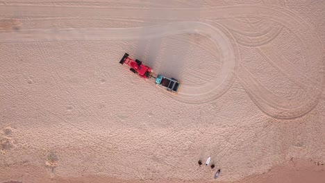 Luftaufnahme-Des-Strandtracktors,-Der-Den-Männlichen-Strand-Reinigt