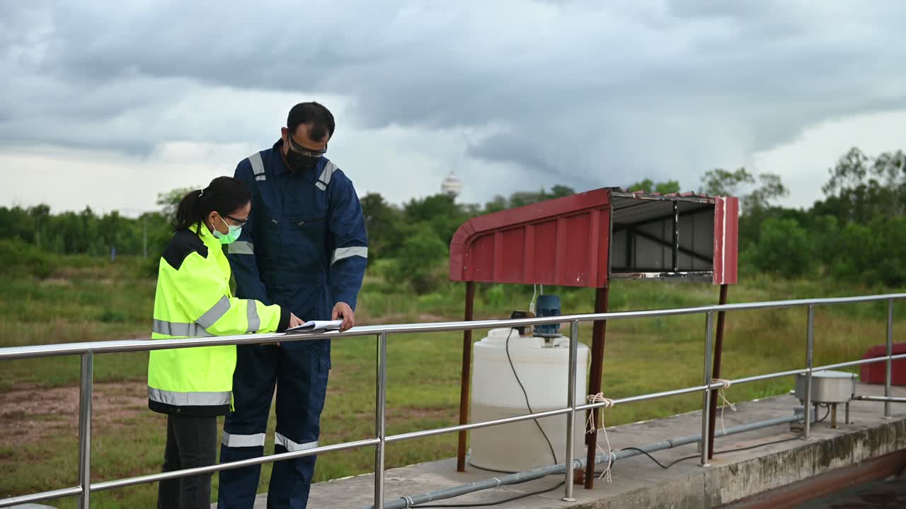 ingenieros ambientales trabajan en plantas de tratamiento de aguas residuales