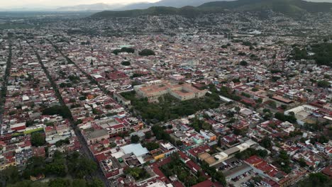 picos y puntos de referencia de oaxaca: vista aérea de la iglesia de santo domingo y el exconvento en la ciudad de oaxaca, méxico