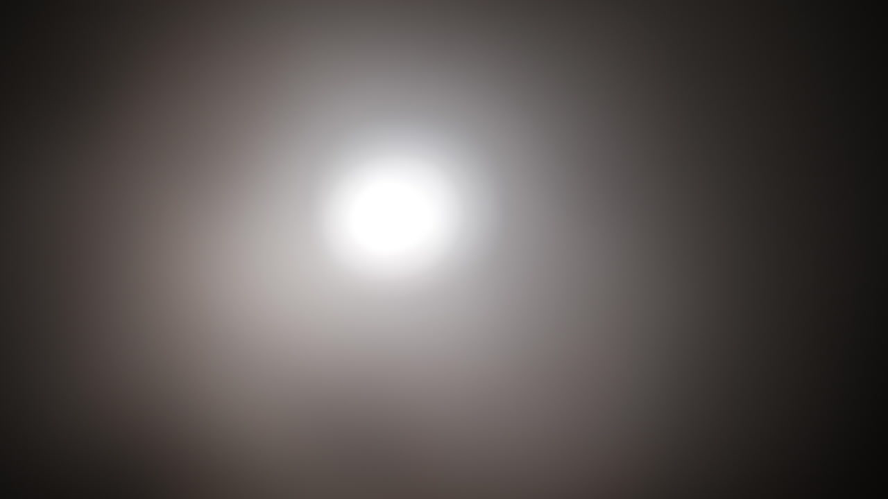 extraño, brillante, alienígena, luz de orbe ovni, luz de fantasma o luna con humo y niebla para halloween o ciencia ficción, fondo de ciencia ficción