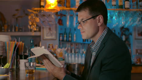 Businessman-with-Tablet-in-the-Bar