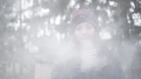 Kaukasische-Frau-Mit-Vape-Im-Wald,-Der-Im-Vaping-dampf-Aufgedeckt-Wird,-Mittlerer-Schuss