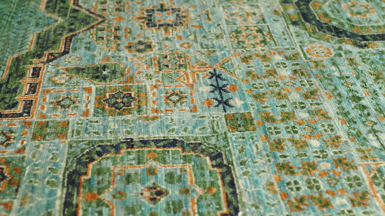 hermosa alfombra persa con patrones florales y geométricos