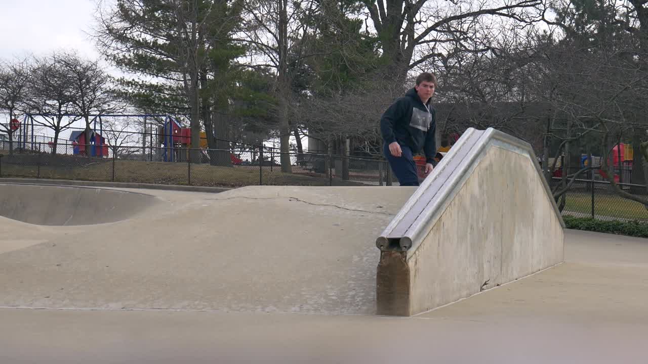 남자 는 스케이트 파크 에서 철도 슬라이드 를 한다