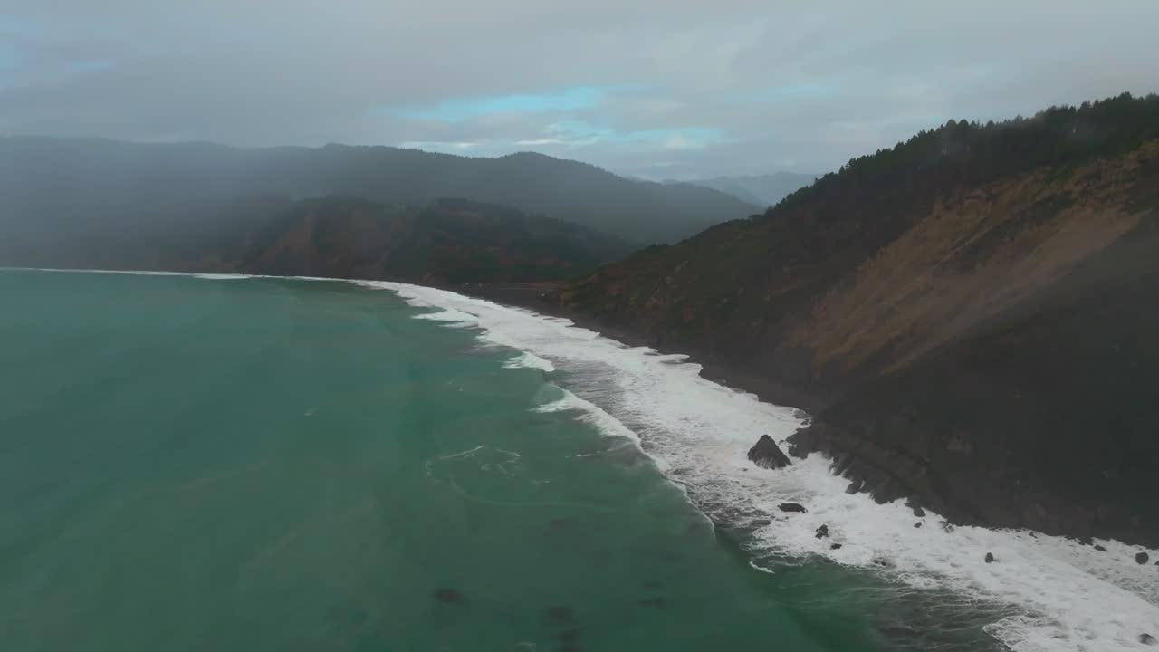미국 해안 캠핑장 파도 검은 모래 화이트호른 북부 캘리포니아 공중 드론 아침 안개 안개 비 구름 잃어 버린 해안 트레일 레드우드 국립 주립 공원 숲 pw 태평양 북서쪽 아래로