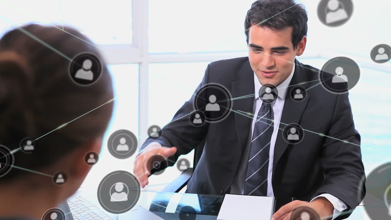 animación de la red de conexiones con las personas iconos sobre los hombres de negocios caucásicos hablando