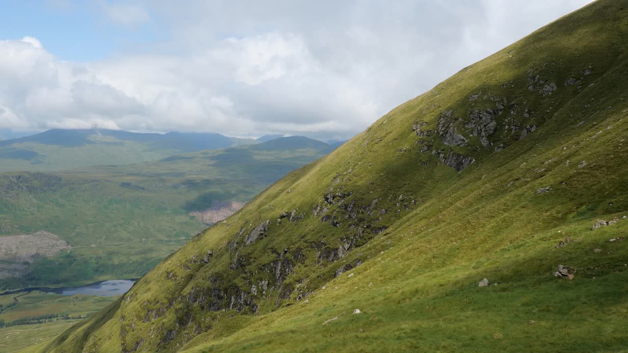 구름 그림자가 빠르게 움직이는 벤 더 산의 스코틀랜드 풍경