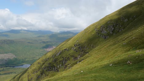 Schottische-Landschaft-Am-Ben-More-Mountain-Mit-Sich-Schnell-Bewegenden-Wolkenschatten