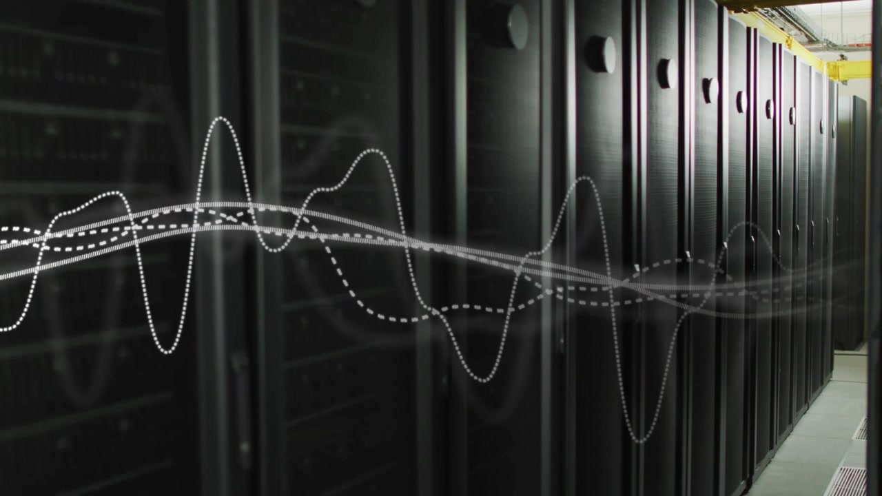 Netværksovervågning sender data gennem datacentergang, hvide bølgeformer viser serverrackets tilstand.