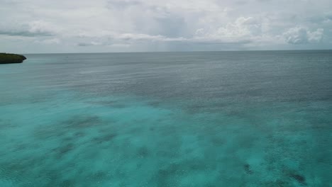 In-to-the-sea-drone-shot-from-the-curacao-kenepa-beach