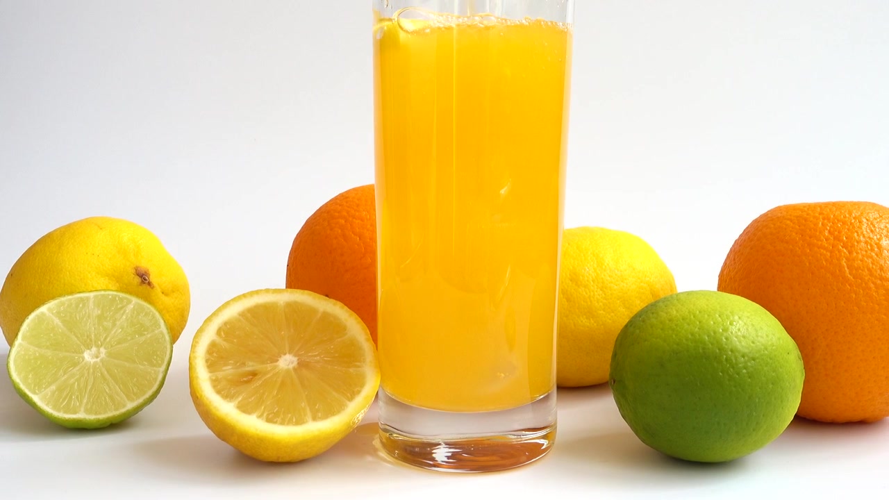Preparazione di limonata con ghiaccio e limone.