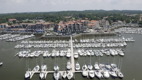 Vistas-Aéreas-De-Drones-De-La-Ciudad-Portuaria-Francesa-Capbreton-En-La-Región-De-Aquitania-Del-Sur-De-Francia