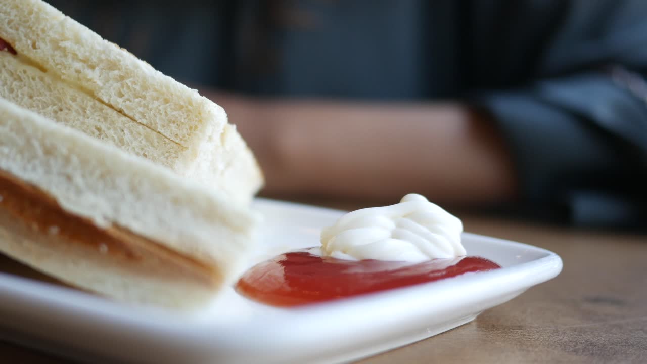 сэндвич с майонезом и кетчупом.