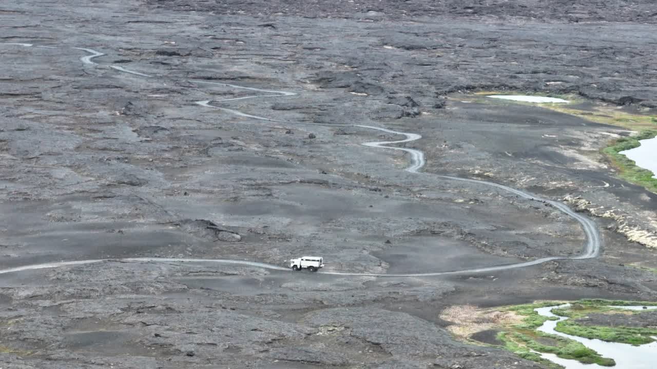 아이슬란드의 용암 지대를 통해 궤도를 달리는 오프로드 캠핑카