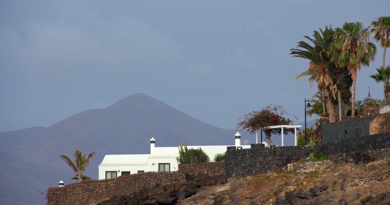 Inquadratura ampia di una villa vacanze imbiancata a calce sulla costa di Lanzarote