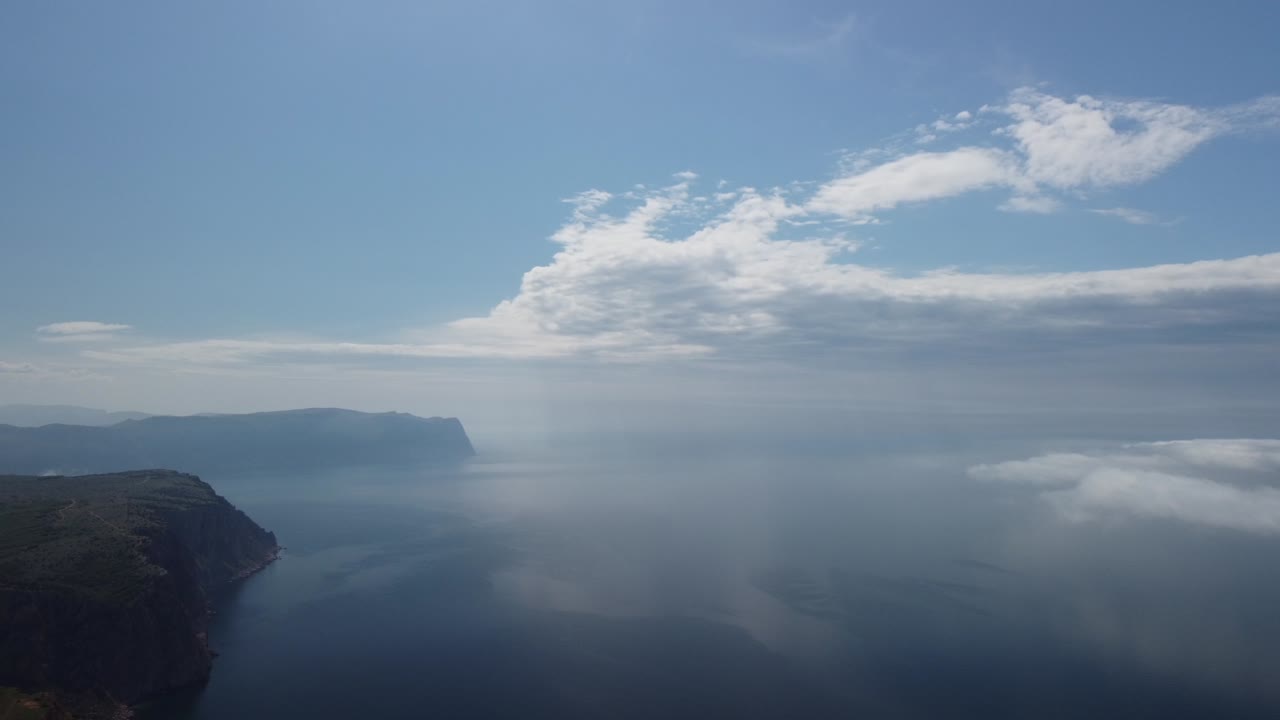 푸른 하늘, 은 바다 위의 빛과 안개, 안개와 은 구름 위를 날아다니는 드론, 추상적인 공중 자연, 여름, 바다, 해가 지는 곳, 바다와 하늘의 배경, 휴가, 여행 및 휴가 개념