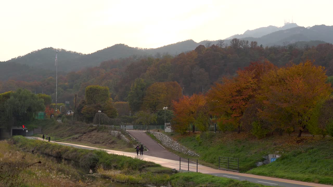 cacerola en el paisaje de montaña de otoño