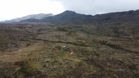 Vista-Aérea-De-Un-Campamento-En-La-Meseta-Del-Páramo-Del-Sol-En-Los-Andes-Del-Norte-De-Colombia.