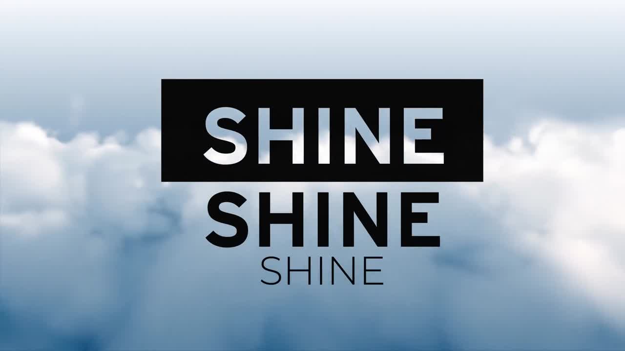 구름 위에 빛나는 텍스트의 애니메이션