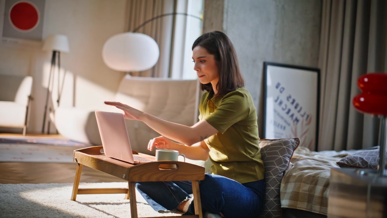 Giovane freelancer che digita sulla tastiera lavorando da sola. Donna seria che chiude il computer.