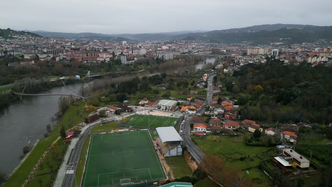 Campo da calcio Rio Miño e Oira a Ourense, Galizia, Spagna, vista aerea panoramica della città