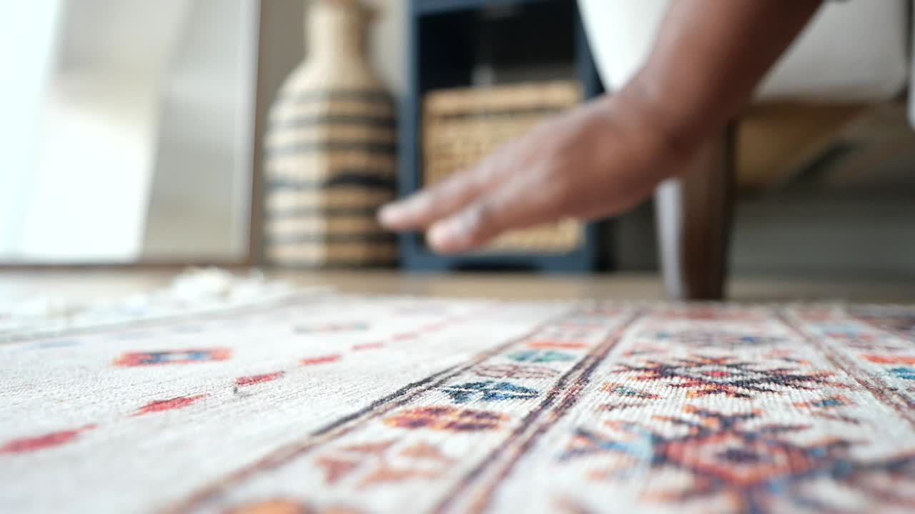 Cleaning a patterned carpet