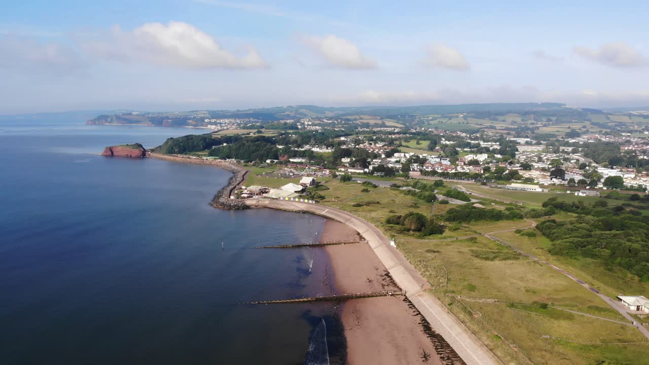 antena a lo largo de dawlish warren beach con la ciudad en la distancia