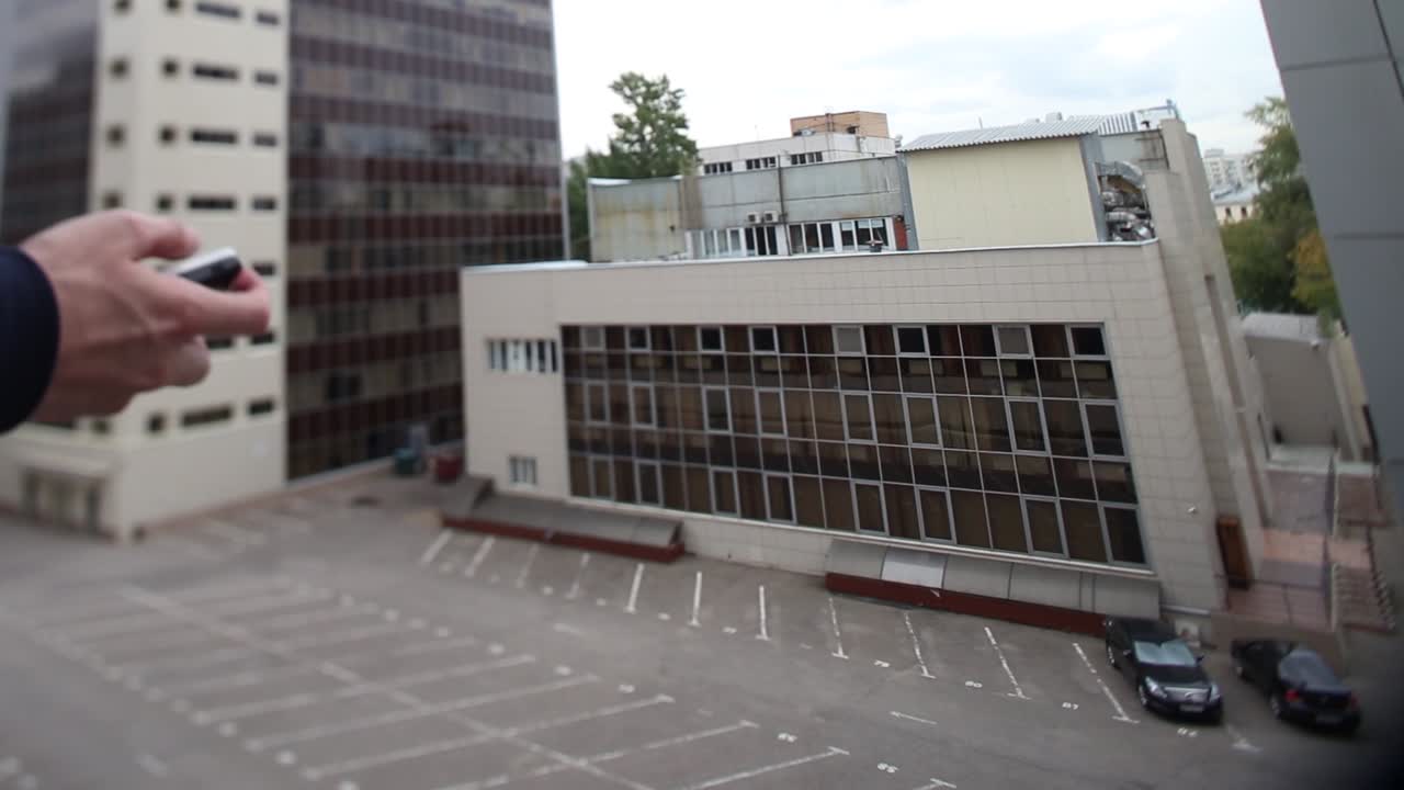 주차장과 스마트폰이 있는 도시 풍경