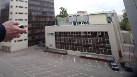 paisaje urbano con estacionamiento y teléfono inteligente