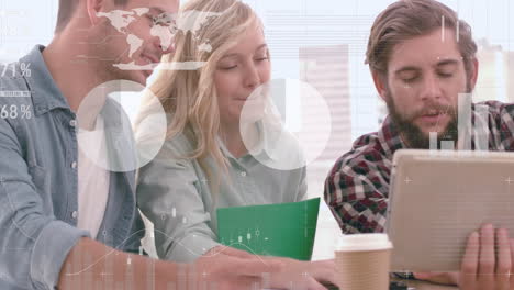 animación de diversos datos y gráficos sobre trabajadoras y trabajadores caucásicos felices que usan tablets