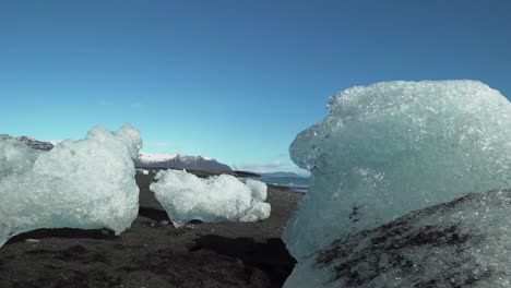 Eis-An-Einem-Schwarzen-Sandstrand