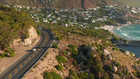 vista aérea de autos conduciendo en victoria road con casas frente al mar en oudekraal, sudáfrica