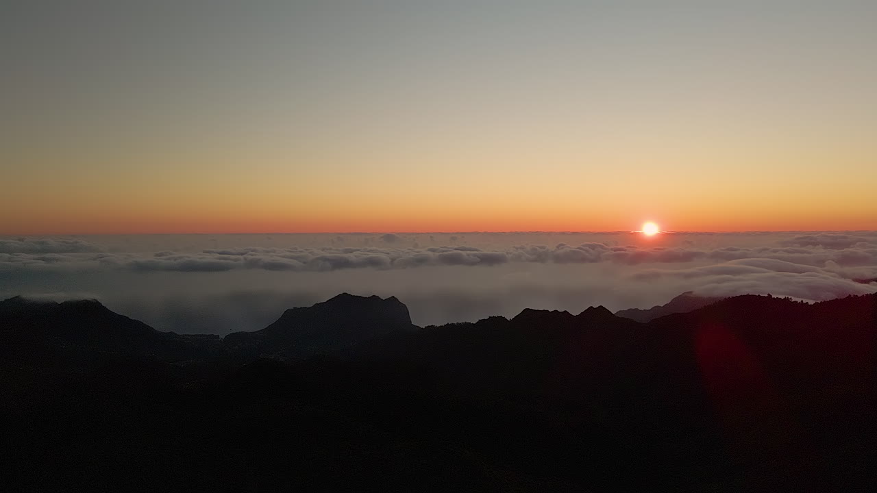amanecer con mar de niebla en la isla de madeira, portugal - gran plano