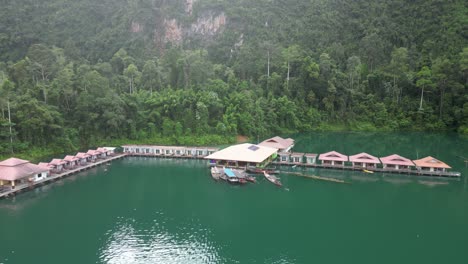 Impresionantes-Imágenes-Aéreas-De-Drones-De-Villas-Flotantes-En-El-Parque-Nacional-De-Khao-Sok,-Tailandia