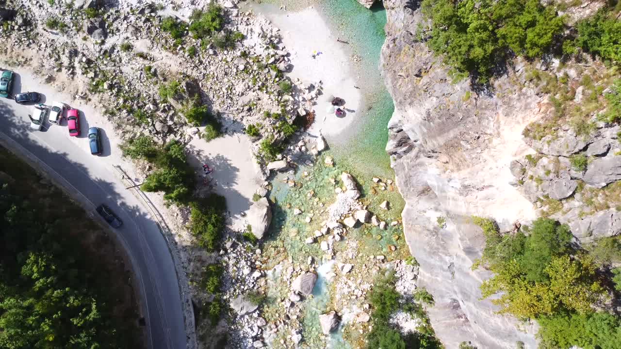 Vista aerea di un fiume con persone su una spiaggia