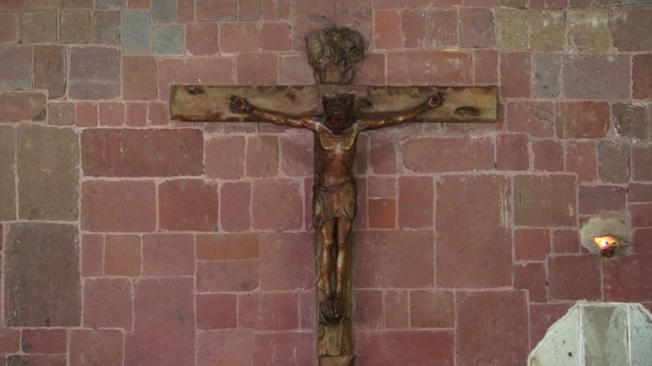 jesús crucificado en la cruz, dentro de la catedral de notre dame en taiohae, nuku hiva, polinesia francesa