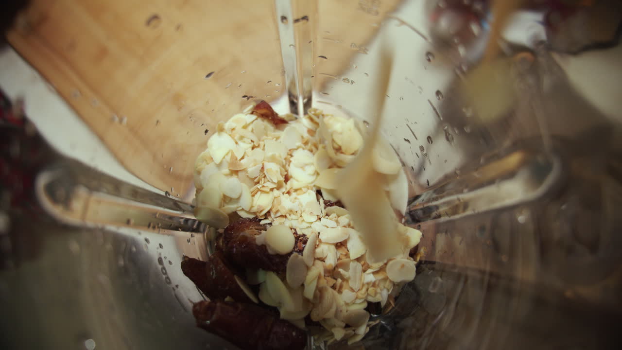 믹서기에 과일과 견과류를 넣고