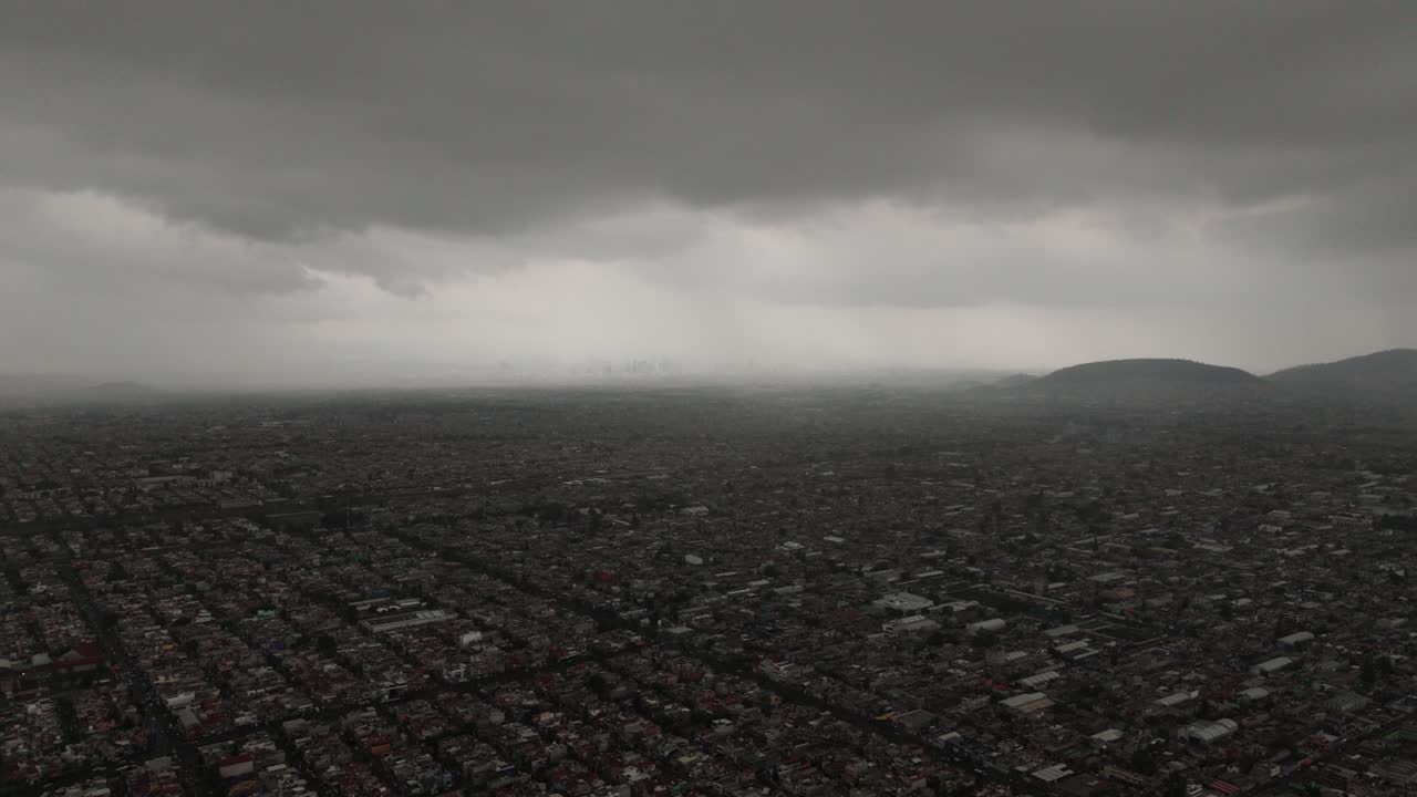 See a storm above Mexico City from Ecatepec, filmed by drone