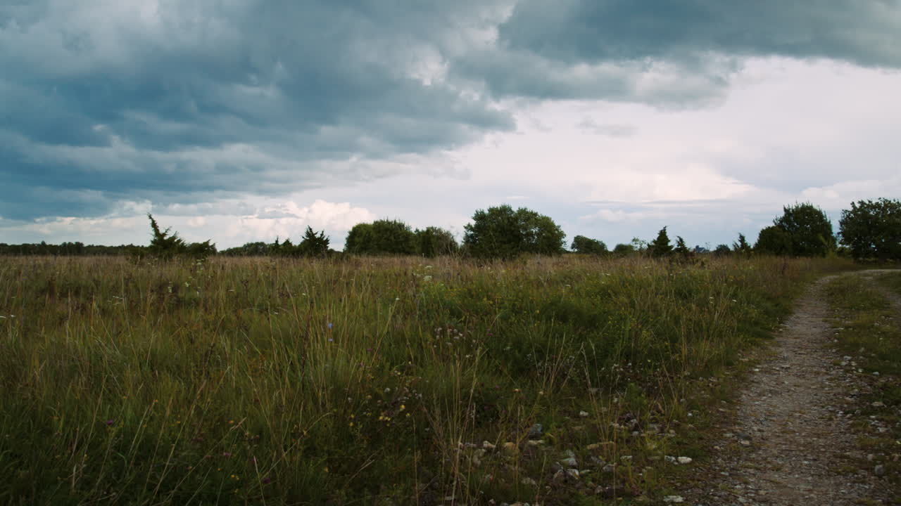крошечный домик вдоль грунтовой дороги в сельской местности